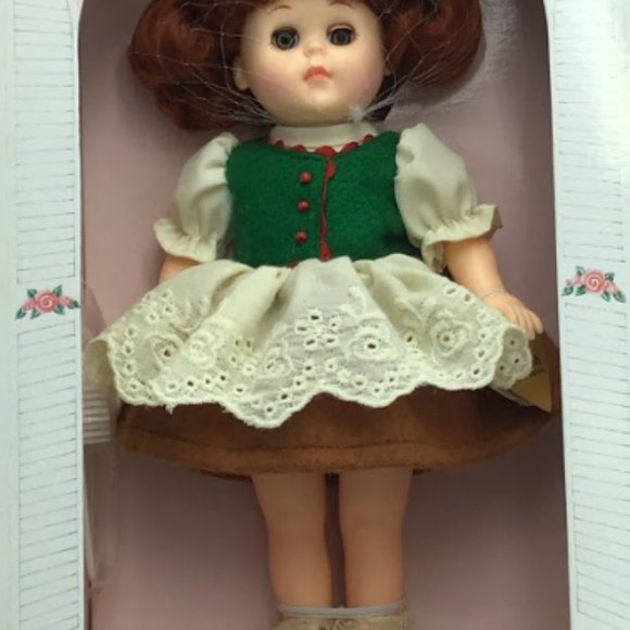 Ginny Vogue Beautiful Gretel 1984 Dakin Collectible Ornamental Character Display - Picture 9 of 12